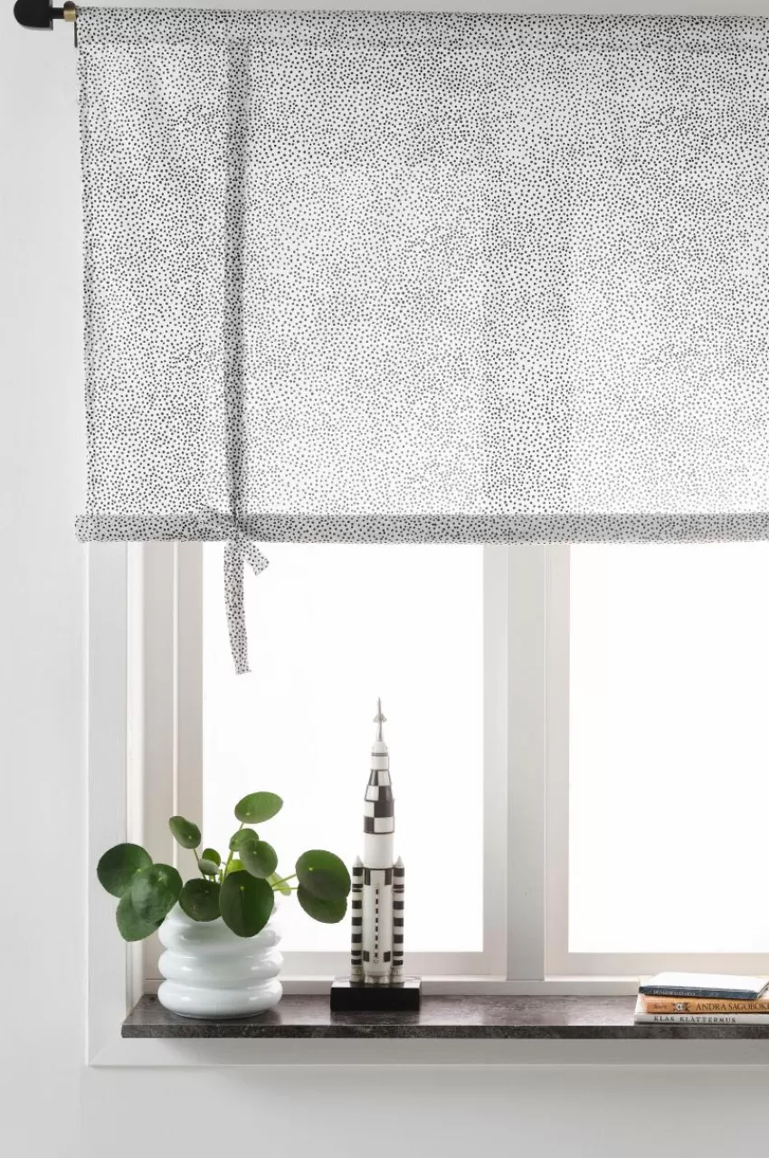 Barngardiner*Jotex DOTTIE Roll Up-gardin Vit/svart